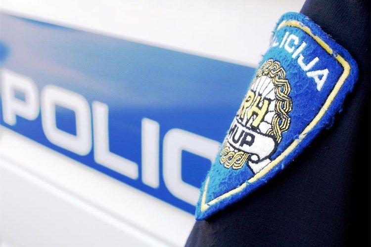 Policija utvrđuju okolnosti nastanka požara u Plomin Luci